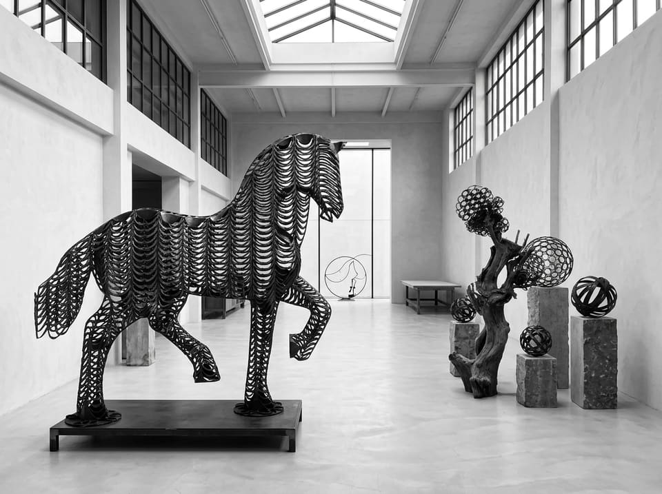 Atelier de escultura de Manuel M. Gil, com esculturas equestres monumentais em aço forjado e séries esféricas sobre pedestais orgânicos.